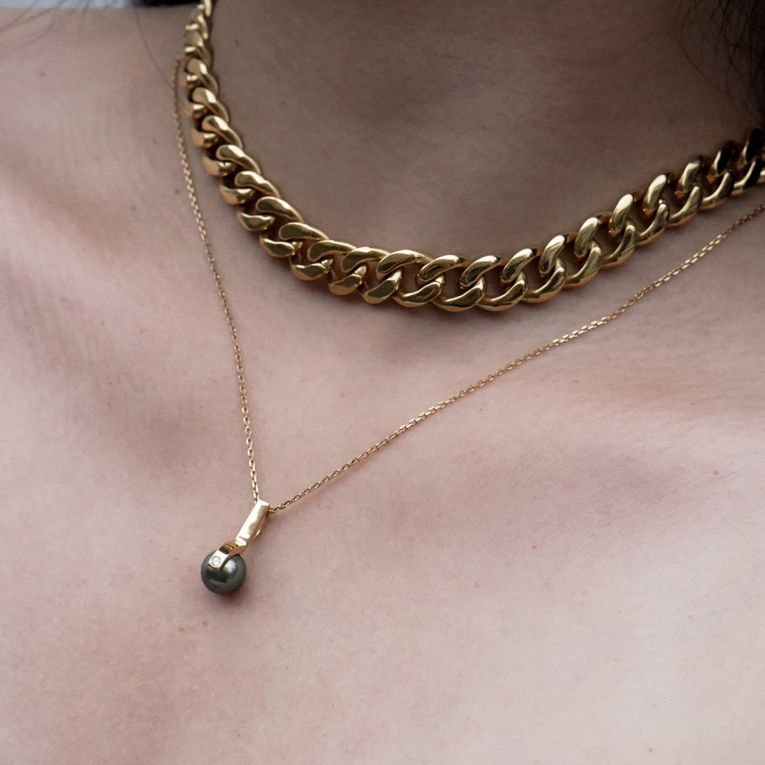 String black-lip Pearl Necklace.