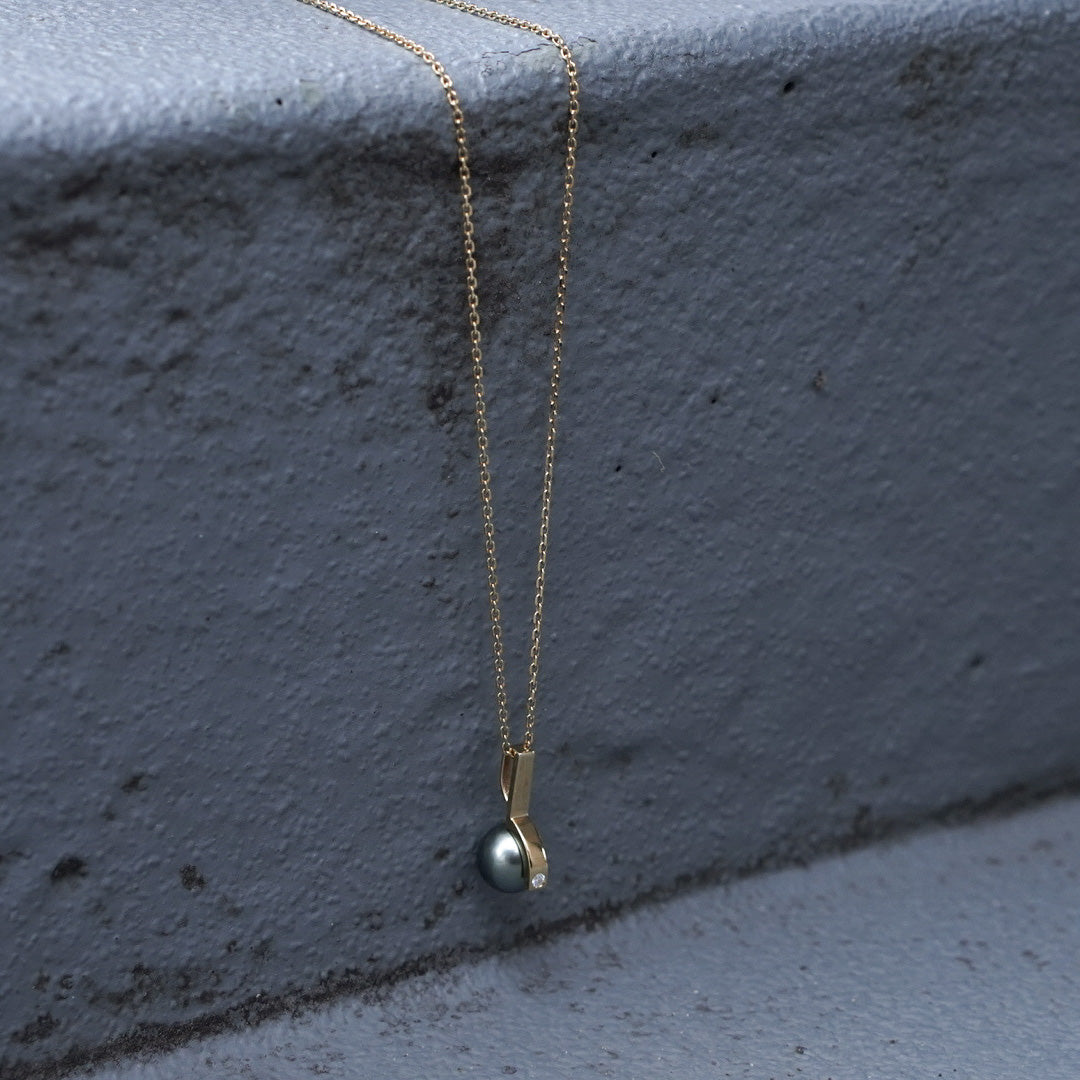 String black-lip Pearl Necklace.